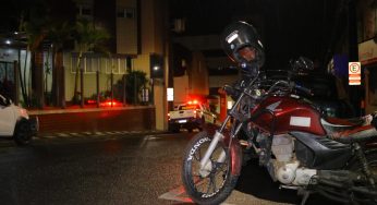 Motorista avança preferencial e colide com motociclista no centro de Ponta Grossa