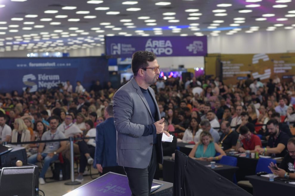 Jean Valério, CEO do Fórum Negócios, autografa na 27ª Bienal