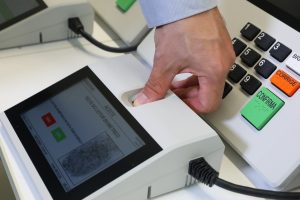 teste-de-captacao-de-biometria-feito-em-novo-modelo-de-urna-eletronica-1648667321640_v2_4x3