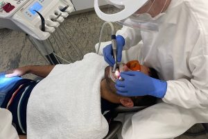 Facetas e coroas de porcelana revitalizam a estética dental