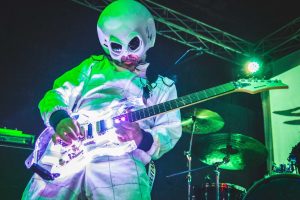 Guitarrista Beto Lefevre estreia espetáculo Alien Guitar