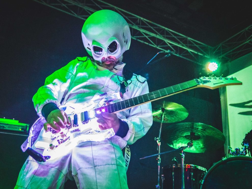 Guitarrista Beto Lefevre estreia espetáculo Alien Guitar