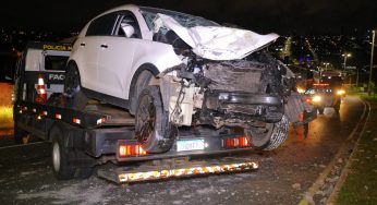 Motorista colide com poste e abandona veículo em Ponta Grossa