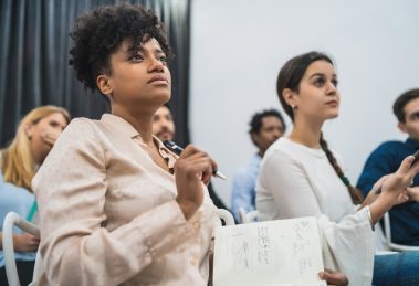 Mulheres performam melhor na liderança, indica pesquisa