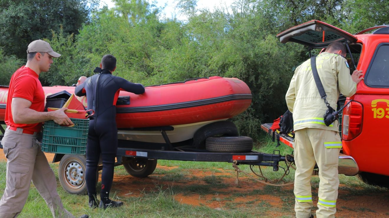 Equipe do Corpo de Bombeiros às margens do Rioi