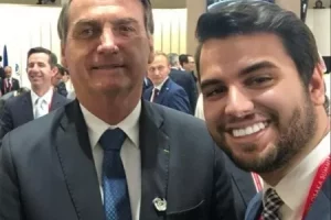 bolsonaro-e-seu-ex-assessor-filipe-martins-preso-pela-pf-1722630722556_v2_450x450.jpg