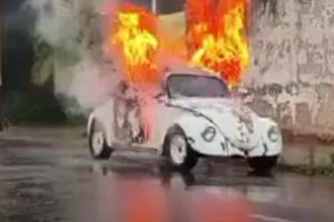 Um Fusca Branco pegou fogo na tarde desta quinta-feira (28) O incêndio aconteceu por volta de 15h50, na Rua Fagundes Varela, em Uvaranas Não há informações sobre feridos