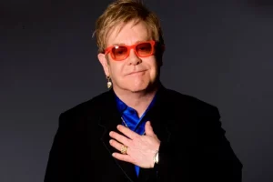 Elton John relata perda de visão e dificuldade para assistir ao seu musical