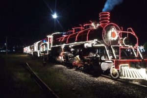 Locomotiva de Natal encanta Ponta Grossa com luzes e espetáculo cultural