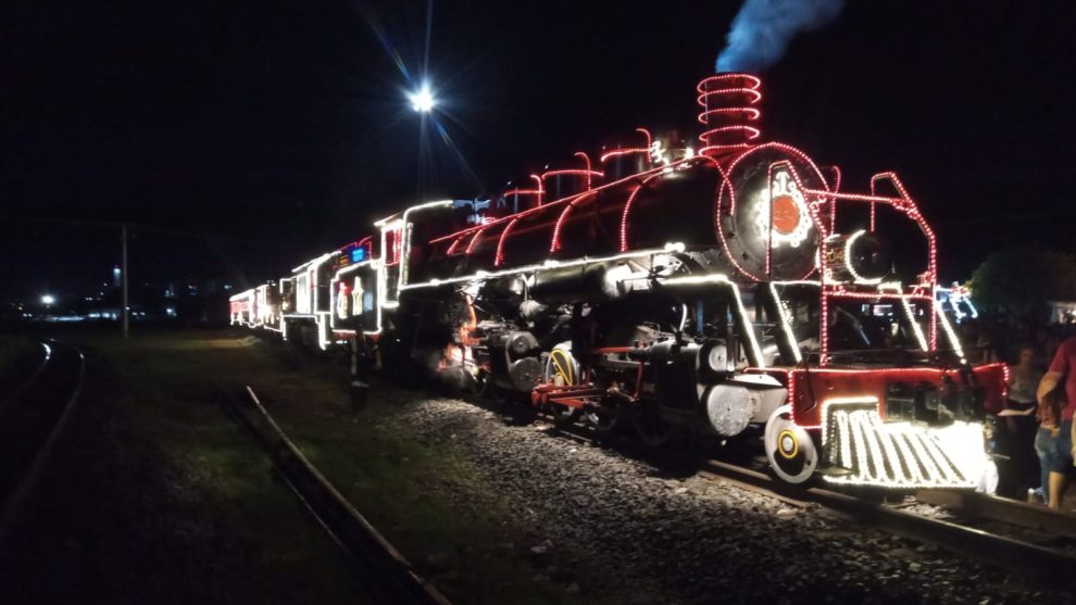 Locomotiva de Natal encanta Ponta Grossa com luzes e espetáculo cultural Boca no Trombone Locomotiva de Natal encanta Ponta Grossa com luzes e espetáculo cultural