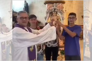 Padre Viraliza com parádia de música Boca no Trombone Padre viraliza com paródia de música famosa