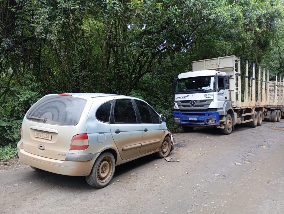 Colisão entre carro e caminhão deixa motorista ferido em rodovia da região Boca no Trombone Colisão entre carro e caminhão deixa motorista ferido em rodovia da região