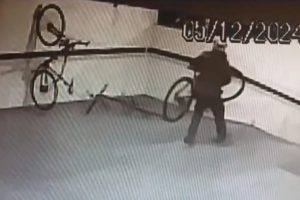 Homem é flagrado furtando bicicleta em prédio na Nova Rússia em PG