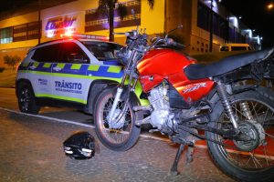 Motociclista atropela pedestre que fica ferido próximo a mercado em bairro de Ponta Grossa