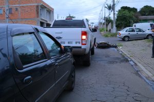 Acidente em Ponta Grossa envolve 4 veículos e deixa motociclista gravemente ferido