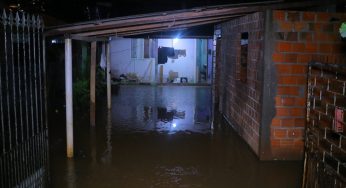 Família enfrenta alagamento na residência e busca ajuda das autoridades em PG