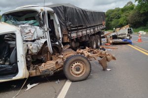 Acidente entre Hilux e caminhão na PR-151 deixa uma pessoa ferida Boca no Trombone Acidente entre Hilux e caminhão na PR-151 deixa uma pessoa ferida