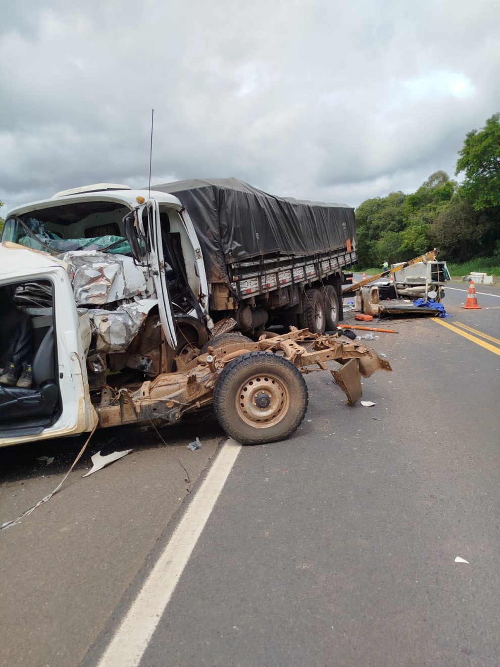 Acidente entre Hilux e caminhão na PR-151 deixa uma pessoa ferida Boca no Trombone Acidente entre Hilux e caminhão na PR-151 deixa uma pessoa ferida