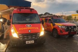 Chuva de granizo deixa casas destelhadas e bombeiros entregam lonas no Jardim Paraíso em PG Boca no Trombone Chuva de granizo deixa casas destelhadas e bombeiros entregam lonas no Jardim Paraíso em PG