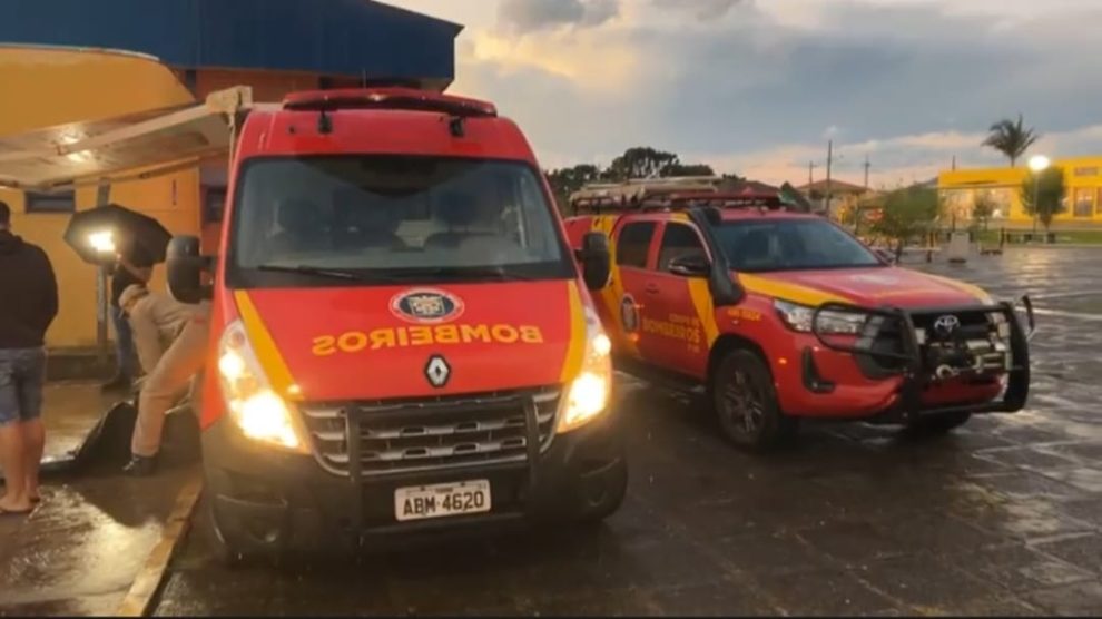 Chuva de granizo deixa casas destelhadas e bombeiros entregam lonas no Jardim Paraíso em PG Boca no Trombone Chuva de granizo deixa casas destelhadas e bombeiros entregam lonas no Jardim Paraíso em PG