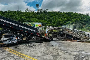 Motorista de carreta envolvida em acidente se apresenta à polícia Boca no Trombone Motorista de carreta envolvida em acidente se apresenta à polícia