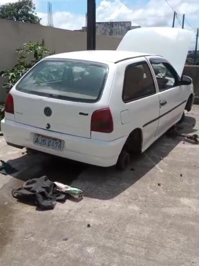 Carro abandonado é encontrado em trincheira de PG