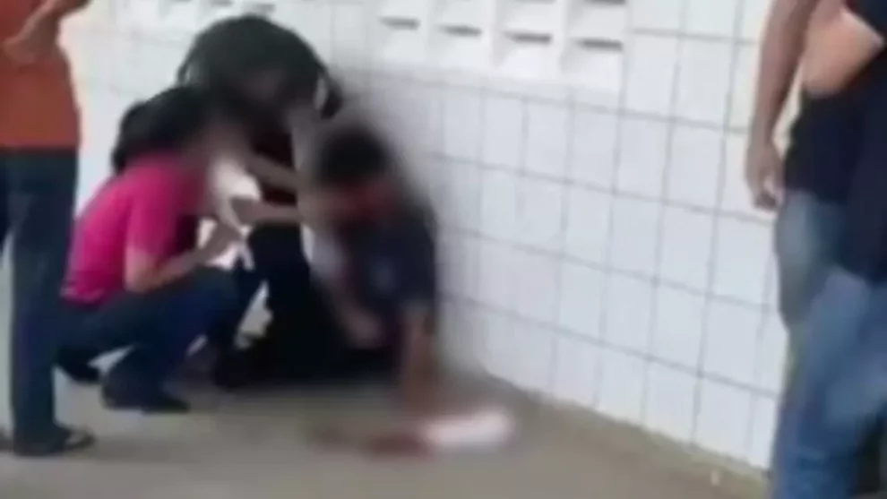 Jovem armada com revólver e facas ataca colega em escola Boca no Trombone Jovem armada com revólver e facas ataca colega em escola