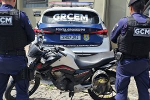 GCM apreende moto furtada em patrulhamento no bairro Uvaranas em PG Boca no Trombone GCM apreende moto furtada em patrulhamento no bairro Uvaranas em PG