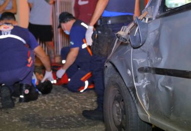 Motociclista colide com carro durante manobra para entrar em garagem em Ponta Grossa Boca no Trombone Motociclista colide com carro durante manobra para entrar em garagem em Ponta Grossa