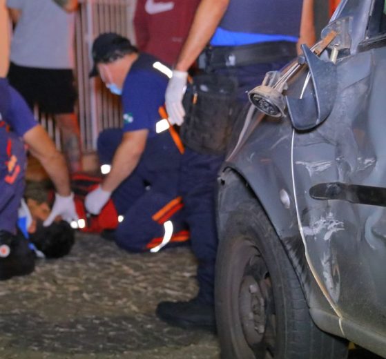 Motociclista colide com carro durante manobra para entrar em garagem em Ponta Grossa Boca no Trombone Motociclista colide com carro durante manobra para entrar em garagem em Ponta Grossa