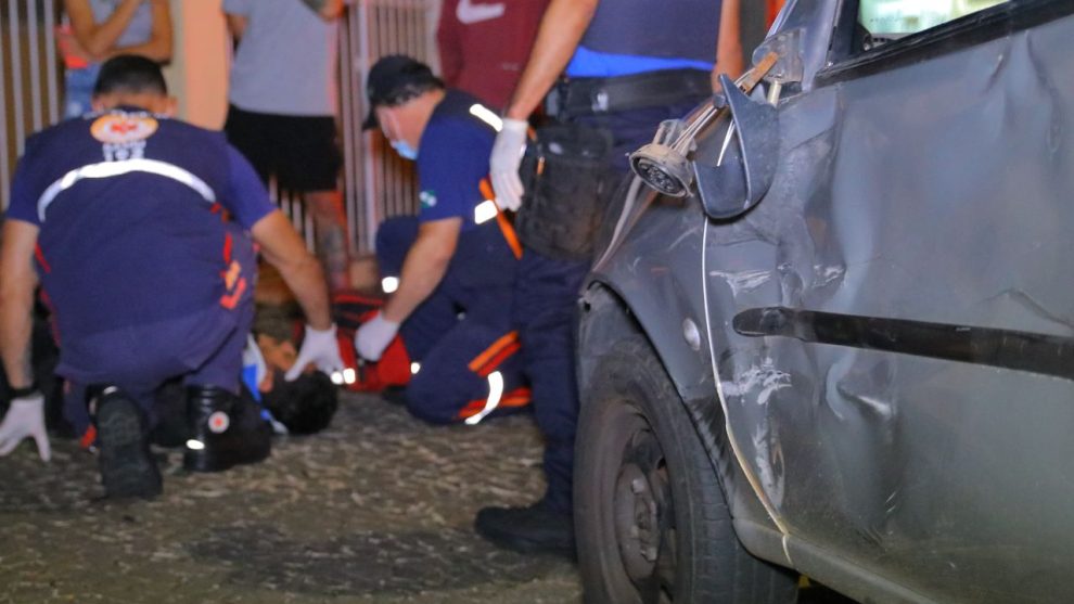 Motociclista colide com carro durante manobra para entrar em garagem em Ponta Grossa Boca no Trombone Motociclista colide com carro durante manobra para entrar em garagem em Ponta Grossa