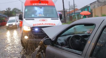 Mulher fica ferida após colisão traseira entre veículos em bairro de PG