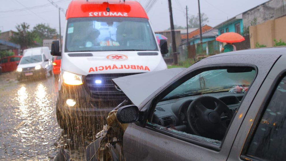 Mulher fica ferida após colisão traseira entre veículos em bairro de PG Boca no Trombone Mulher fica ferida após colisão traseira entre veículos em bairro de PG