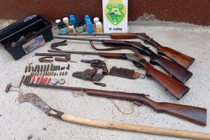 Homem é preso em Ivaí por ameaçar filha com foice e esconder arsenal de armas Boca no Trombone Homem é preso em Ivaí por ameaçar filha com foice e esconder arsenal de armas