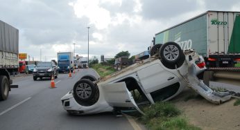 Veículo tomba após colisão com caminhão na rodovia Presidente Kennedy em PG