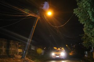 Poste inclinado ameaça casas e preocupa moradores em bairro de PG