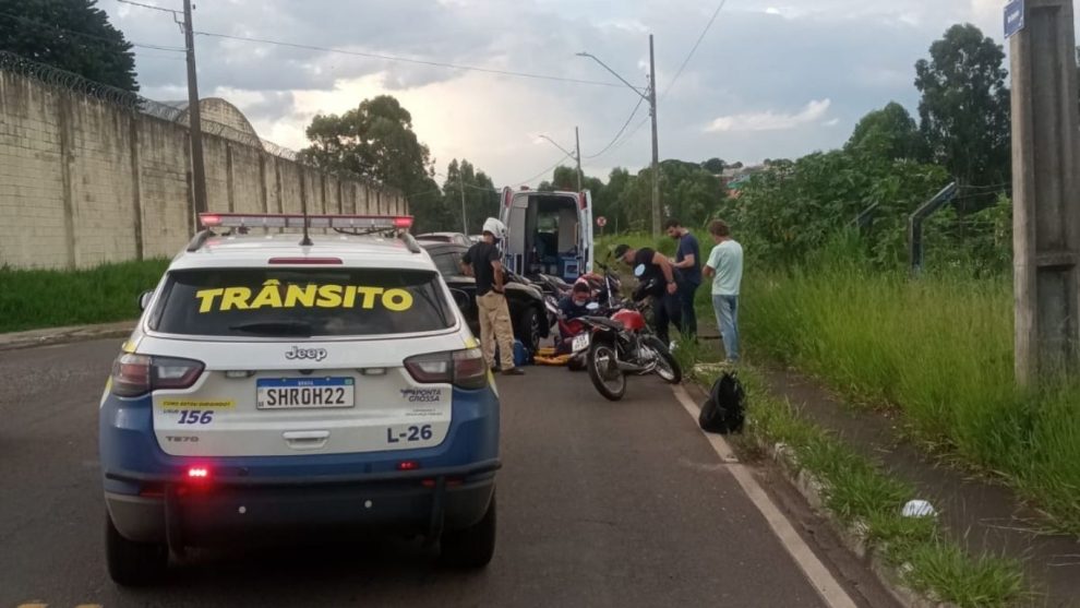 Motociclista fica ferido em acidente ao tentar ultrapassagem no bairro Neves em PG Boca no Trombone Motociclista fica ferido em acidente ao tentar ultrapassagem no bairro Neves em PG