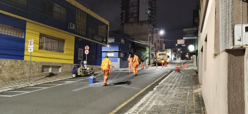 SINALIZAÇÃONOTURNA2 Boca no Trombone Imagem mostra trabalhadores realizando sinalização durante a noite