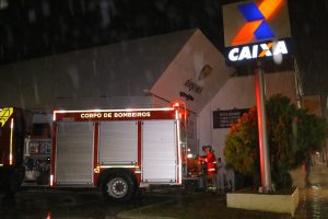 Pacote de salgadinho entope calha e mobiliza bombeiros em agência bancária na Nova Rússia em PG