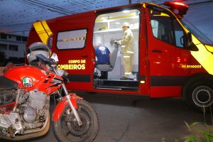 Colisão entre moto e carro deixa homem ferido em bairro de Ponta Grossa