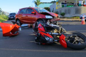 Acidente entre carro e moto deixa motociclista ferido em avenida de Ponta Grossa