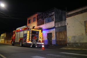 Moradores de rua causam incêndio em prédio abandonado no centro de Ponta Grossa