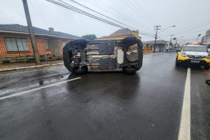 Imagem mostra veículo capotado em Castro