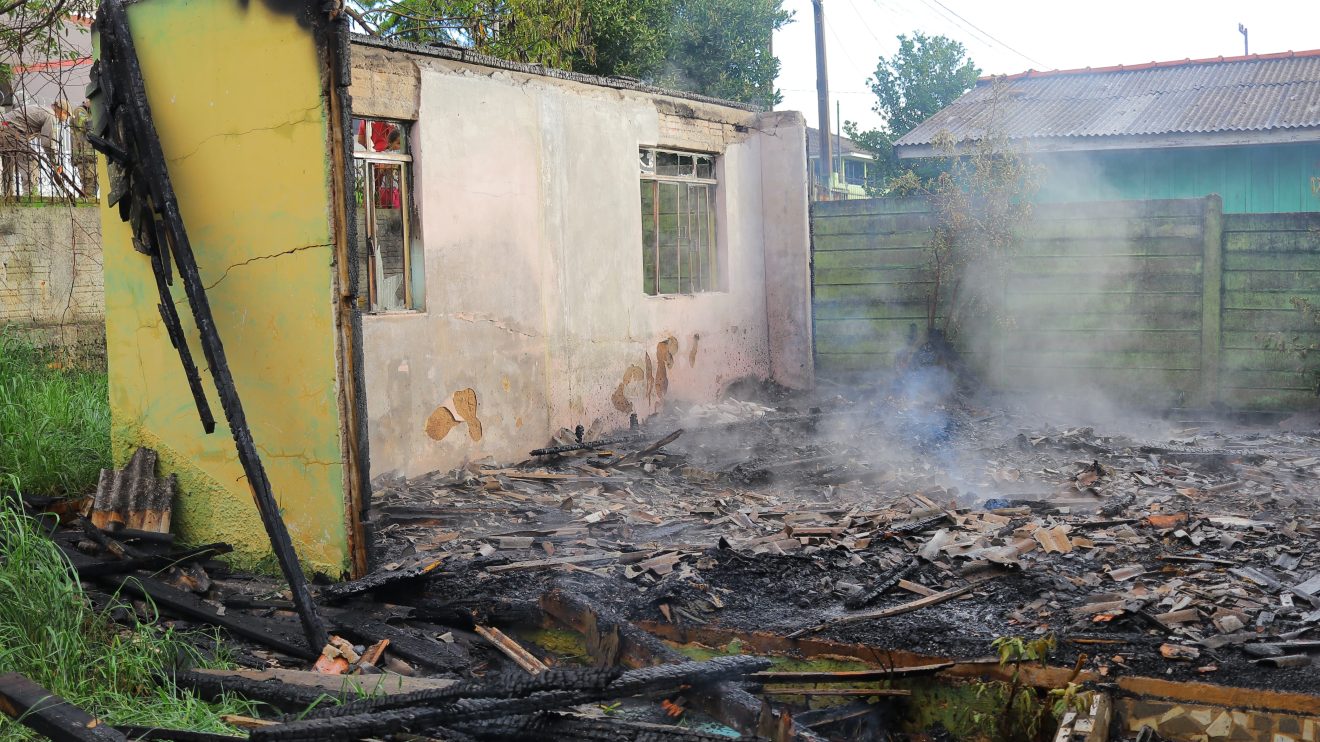 Fogo em residência em Uvaranas  Bombeiros trabalhando no combate às chamas Boca no Trombone Fogo em residência em Uvaranas Bombeiros trabalhando no combate às chamas