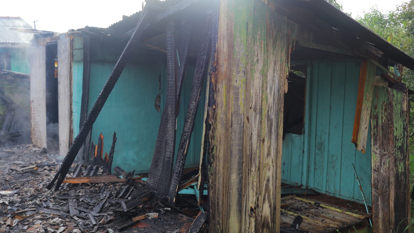 Fogo em residência em Uvaranas  Bombeiros trabalhando no combate às chamas Boca no Trombone Fogo em residência em Uvaranas Bombeiros trabalhando no combate às chamas