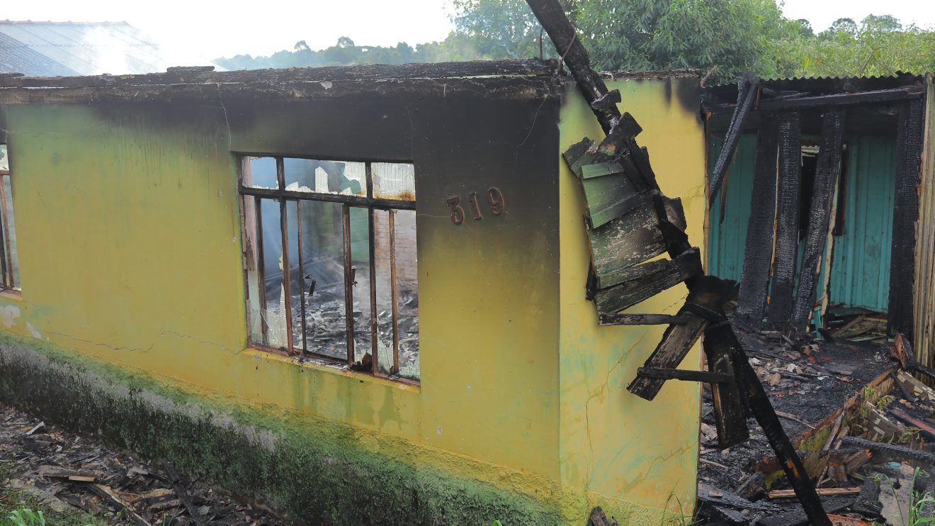 Fogo em residência em Uvaranas  Bombeiros trabalhando no combate às chamas Boca no Trombone Fogo em residência em Uvaranas Bombeiros trabalhando no combate às chamas