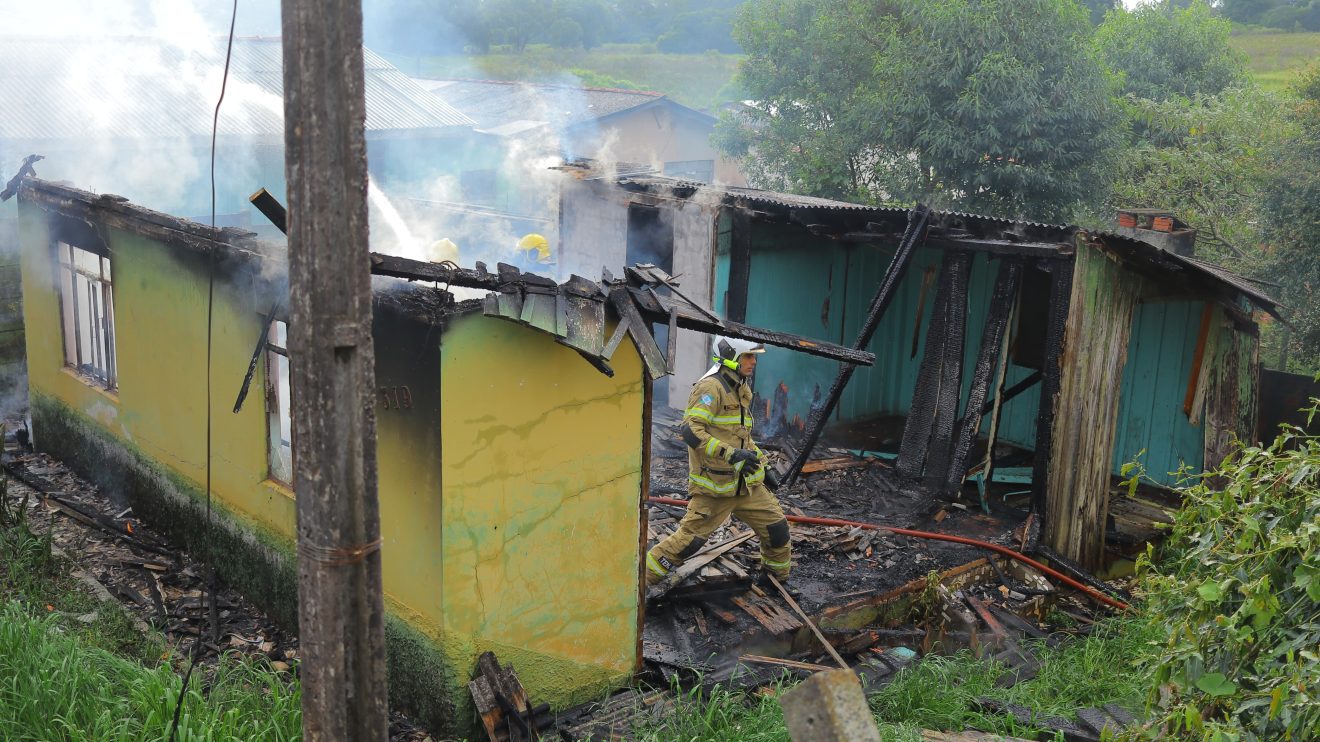 Fogo em residência em Uvaranas  Bombeiros trabalhando no combate às chamas Boca no Trombone Fogo em residência em Uvaranas Bombeiros trabalhando no combate às chamas