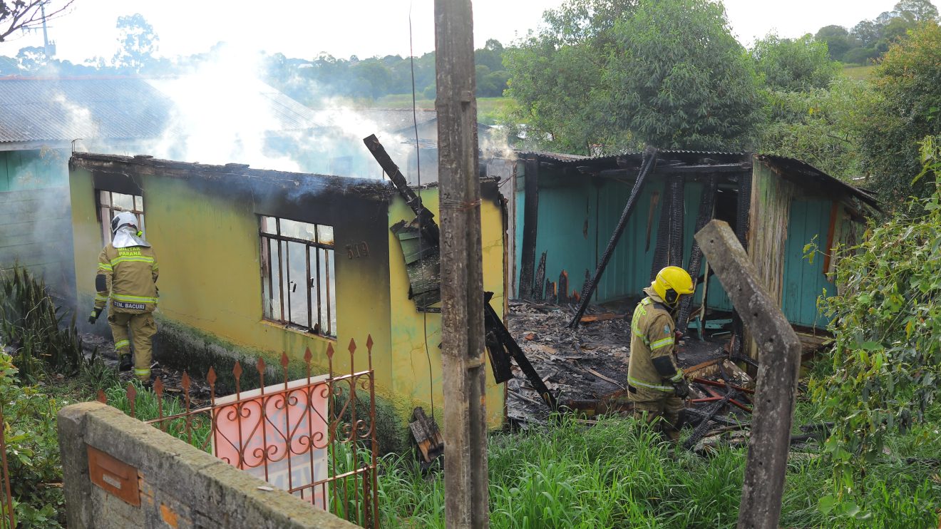 Fogo em residência em Uvaranas  Bombeiros trabalhando no combate às chamas Boca no Trombone Fogo em residência em Uvaranas Bombeiros trabalhando no combate às chamas