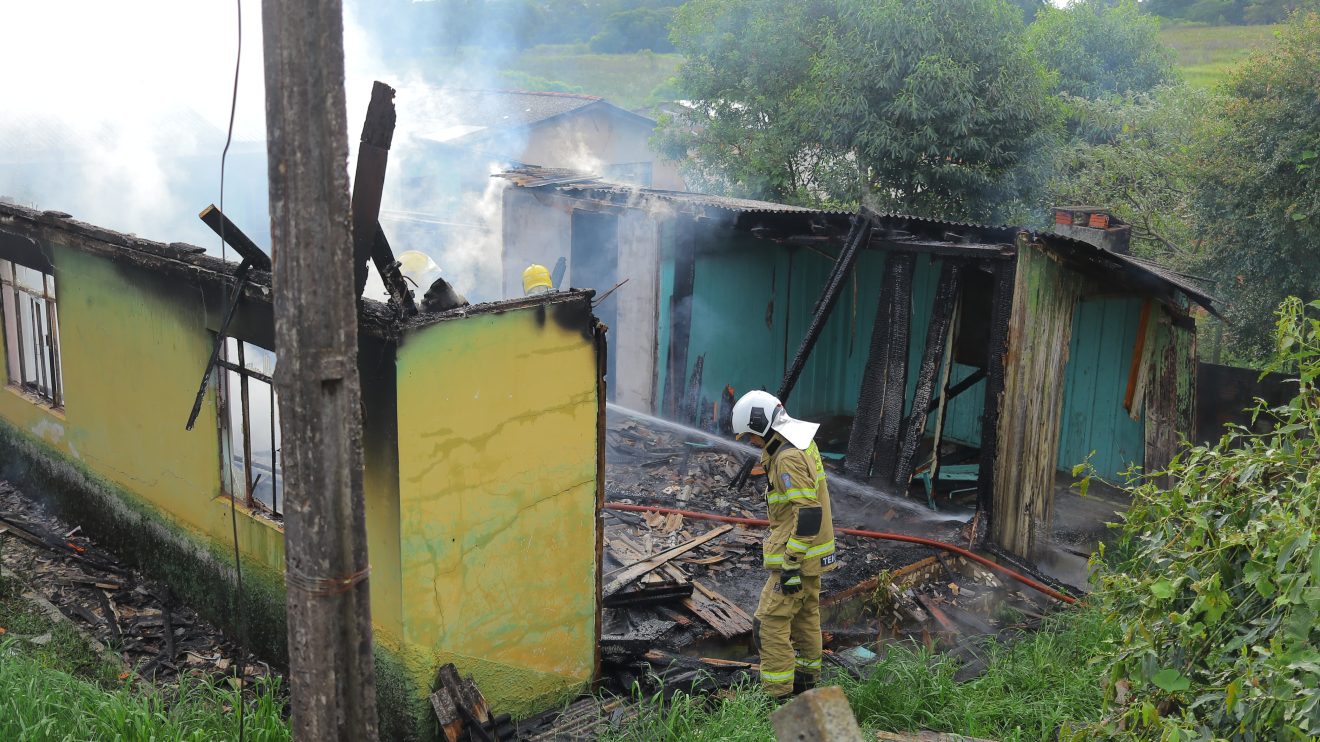 Fogo em residência em Uvaranas  Bombeiros trabalhando no combate às chamas Boca no Trombone Fogo em residência em Uvaranas Bombeiros trabalhando no combate às chamas