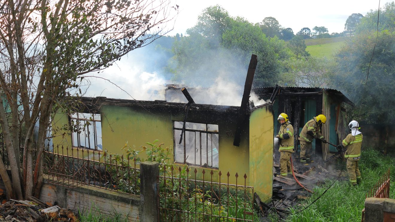 Fogo em residência em Uvaranas  Bombeiros trabalhando no combate às chamas Boca no Trombone Fogo em residência em Uvaranas Bombeiros trabalhando no combate às chamas